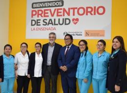 Nuestro rector Andrés Velarde y el alcalde de Puente Piedra, Rennan Espinoza, durante la inauguración del Centro Preventorio de Salud en ese distrito. 