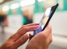 Estación autosostenible de desinfección y carga de celulares, la nueva propuesta contra el COVID-19